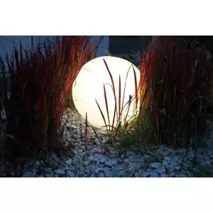 Świecąca kula MOON w ogrodzie