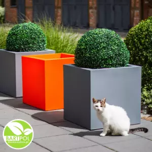 Donice na taras Pixel Pot M w ogrodzie z kotem